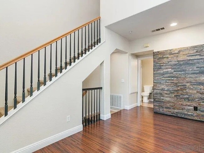 Foto del edificio - Don't miss out!  This beautiful spacious condo offers open floor plan, lot's of natural light, pr...