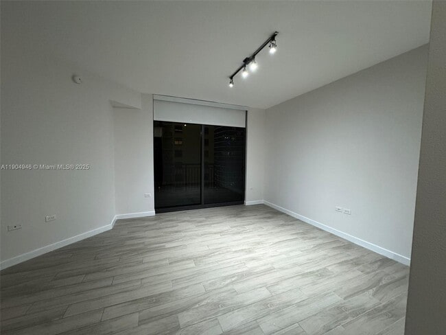 Building Photo - 999 SW 1st Ave