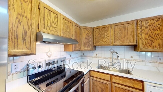 Building Photo - 935 Greenbrier Dr