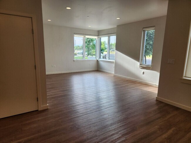 Foto del edificio - Ground Floor, Corner Unit 2 Bed/2 Bath Flat - This is a specially designed ADA Unit