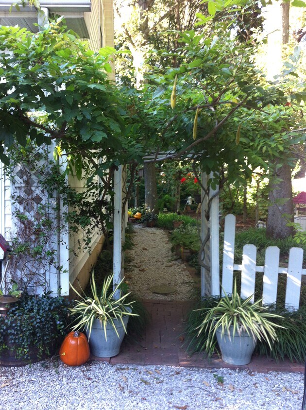 Street Side Entrance - 414 Metropolitan Blvd