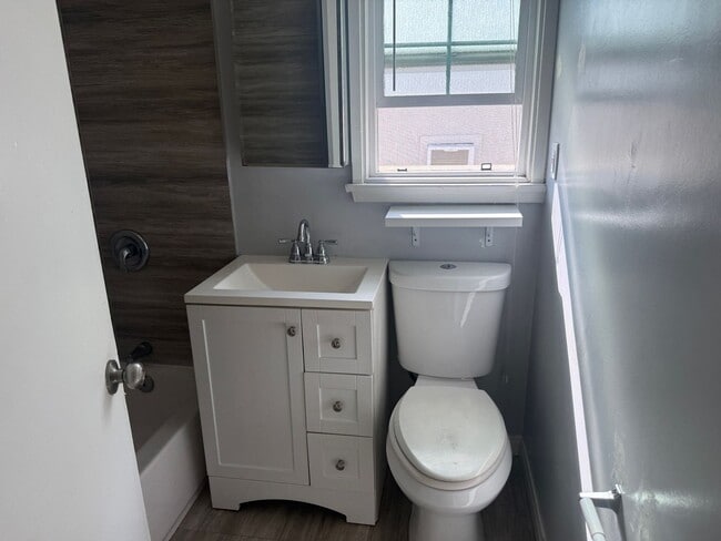 Building Photo - 417 E Walnut Ave