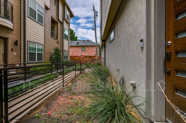 Foto del edificio - 5810 Bryan Pkwy
