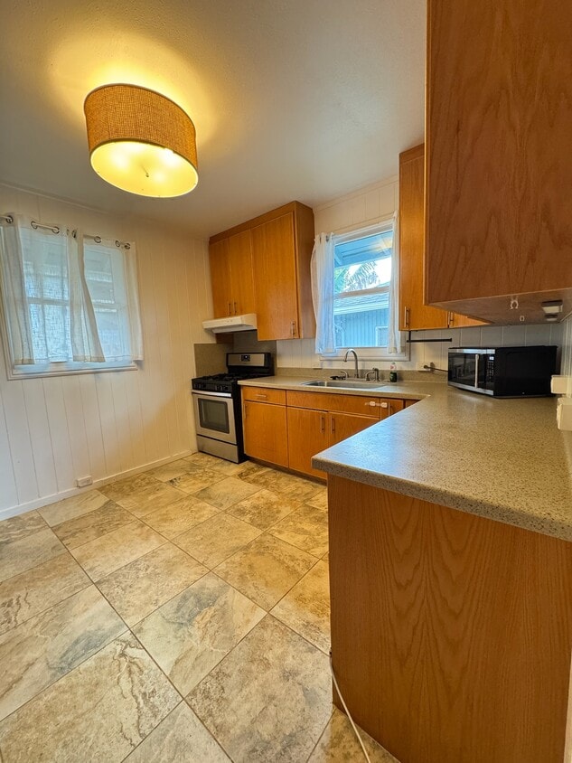 Gas stove and oven with Large sink and microwave - 1769 Puowaina Dr