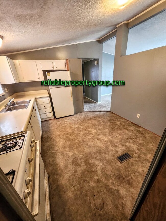 Building Photo - New Listing!!