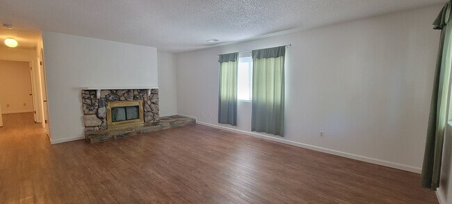 Foto del edificio - 2 Bedroom Condo Near Sacramento River Trail