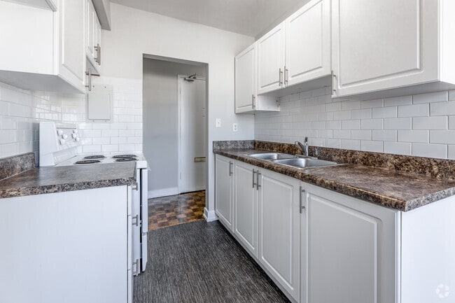 1BR, 1BA - 565SF - Kitchen - 16 Champlain Avenue