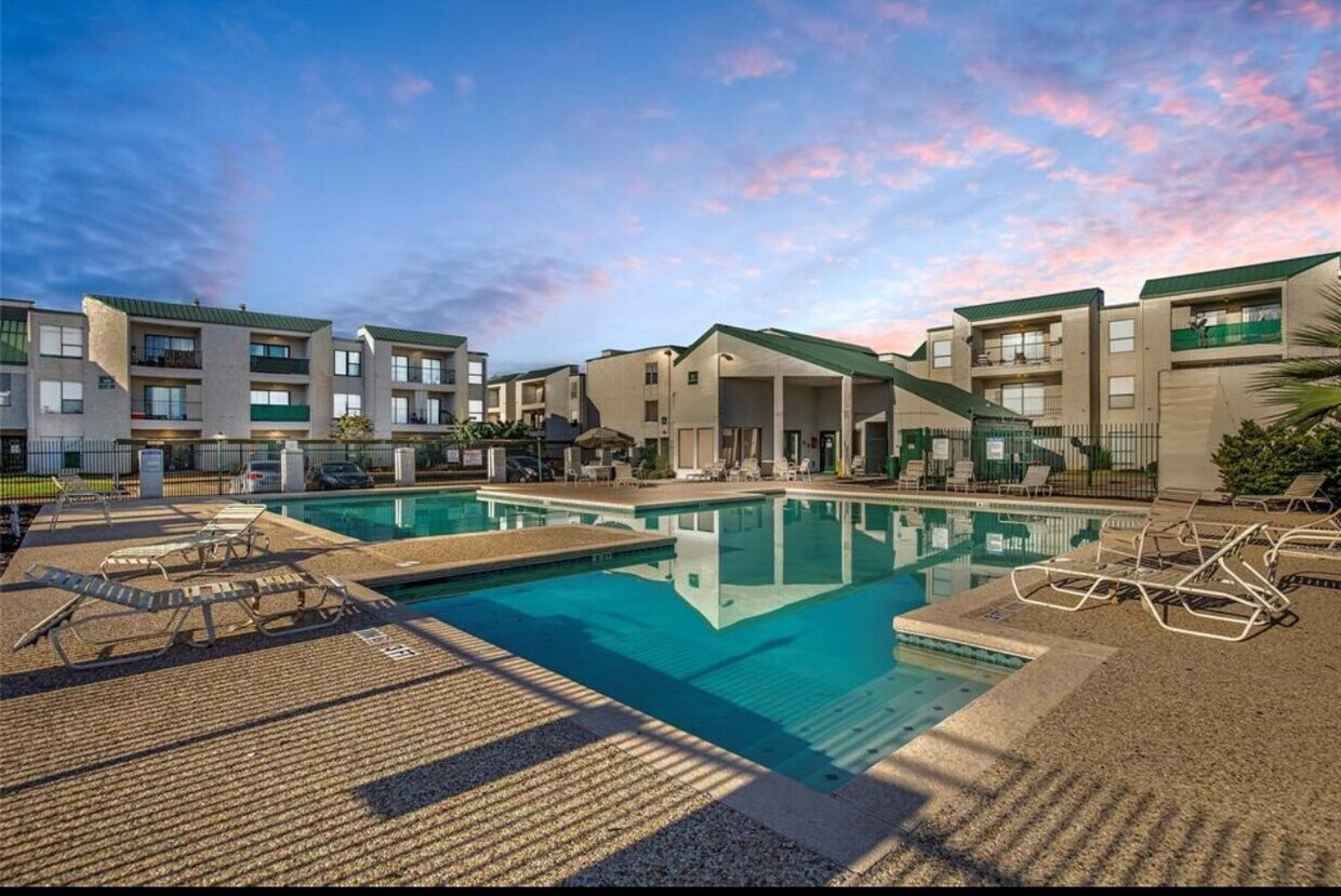 Foto principal - 2830 S Bartell Dr