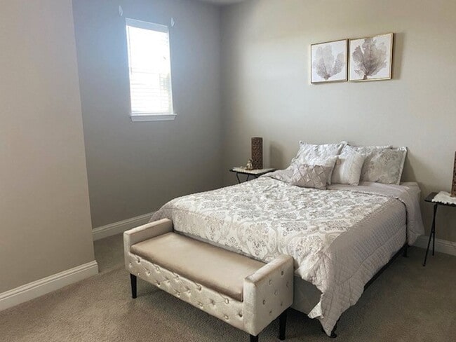 Building Photo - Luxury Townhome in West Redding!
