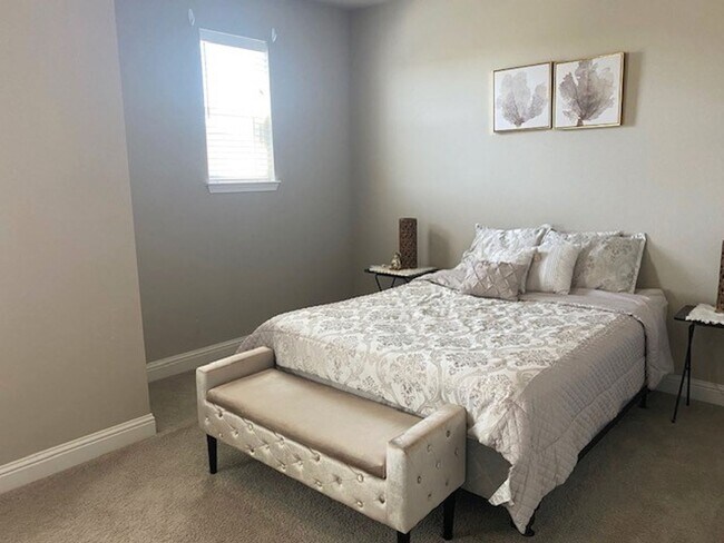 Foto del edificio - Luxury Townhome in West Redding!