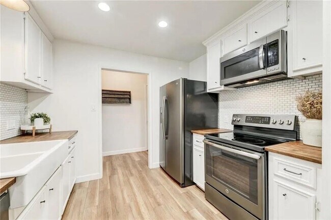 Foto del edificio - 13313 Effingham St