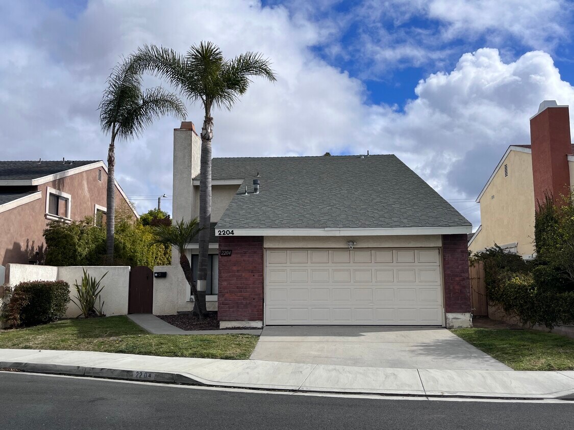 Primary Photo - 2204 Hillcrest Dr