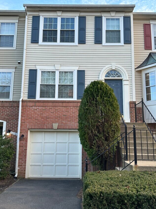 Primary Photo - 20200 Brookview Square