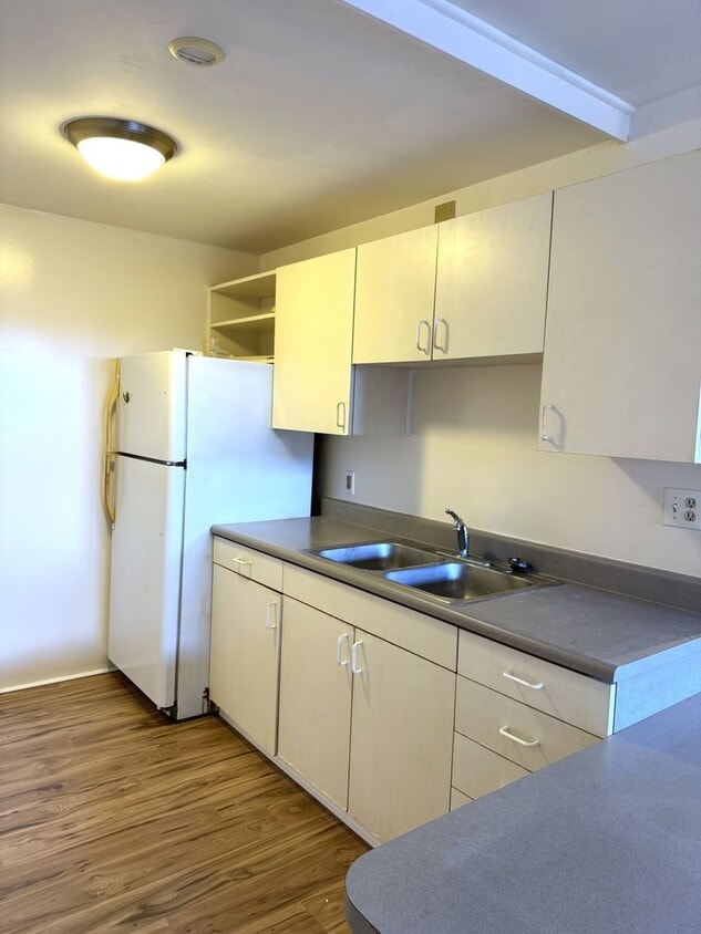 Highly Desirable Dowsett - Move-in Ready One Bedroom - Internet Included! - Highly Desirable Dowsett - Move-in Ready One Bedroom - Internet Included!