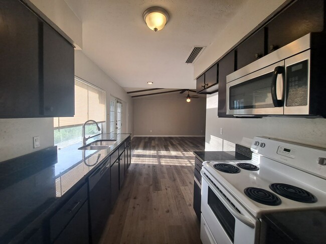 Foto del edificio - Move In Ready! 3 Bedrooms, 2 Bathrooms, 2 ...