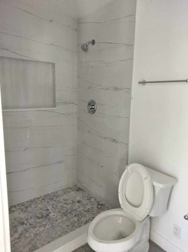 Building Photo - Modern studio with ample storage and priva...