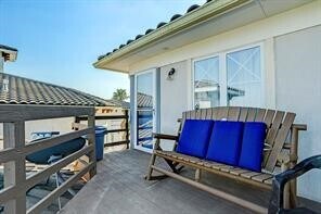 Building Photo - 135 1st St