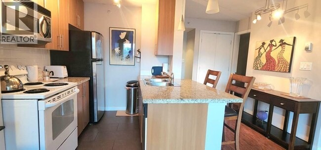 Building Photo - 688 Abbott St