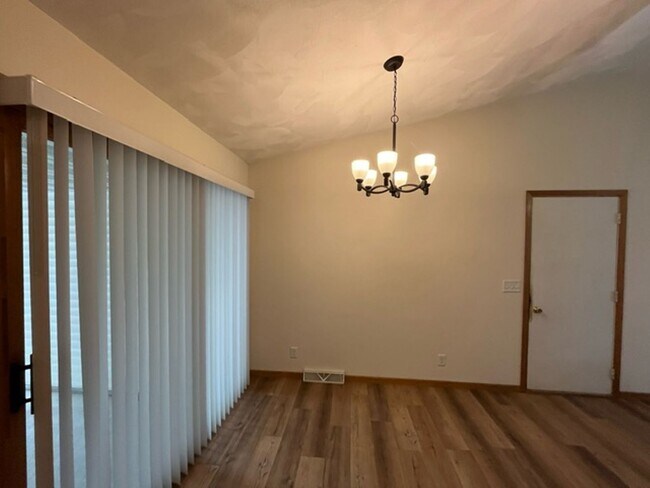 Building Photo - 305