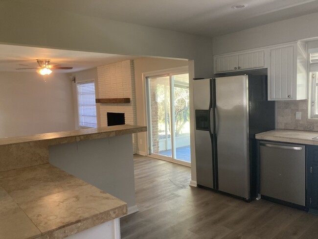 Kitchen - 1311 Carlotta Road West