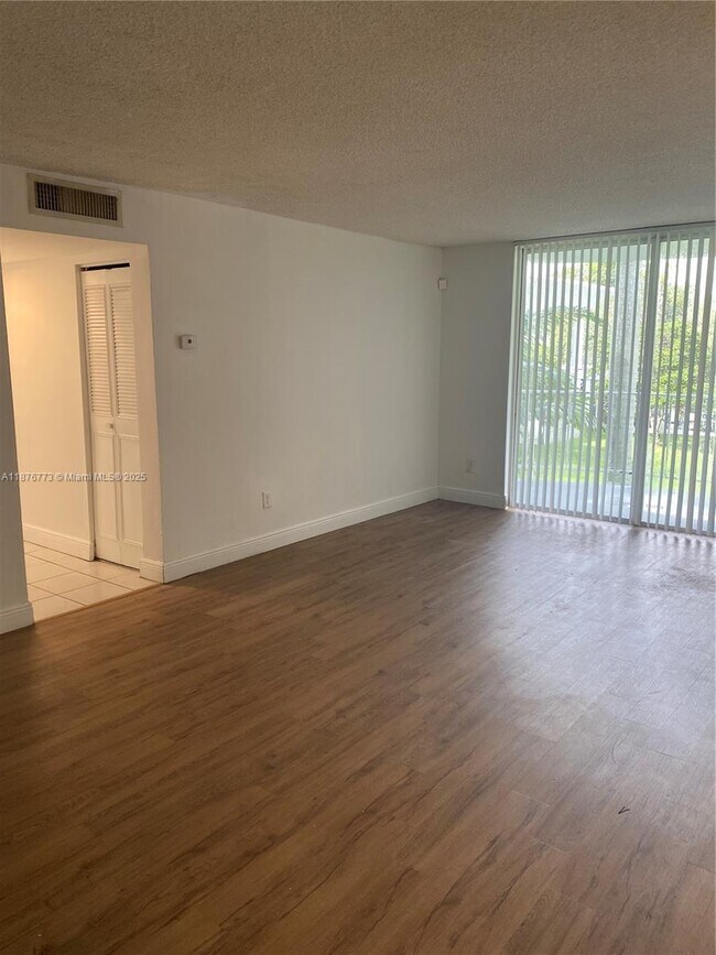 Foto del edificio - 486 NW 165th St