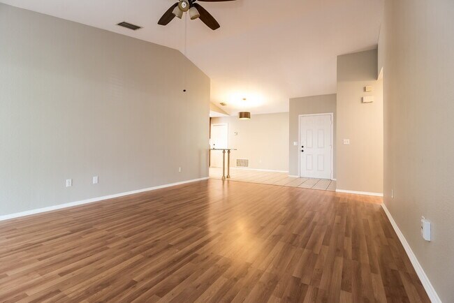 Foto del edificio - 1042 Alpug Ave