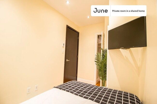 Building Photo - Room in Shared 5 bed/2 bath home in Upper West Side