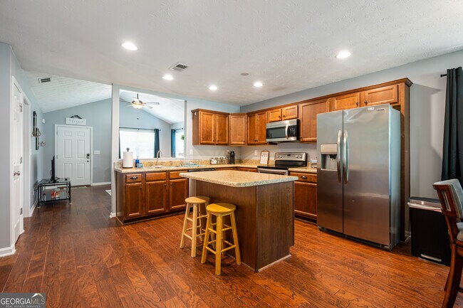 Building Photo - 18 Larkspur Ln SE