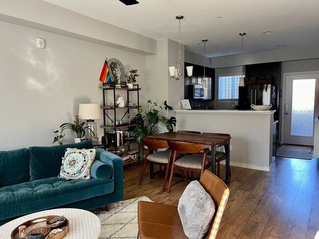 Building Photo - Phenomenal 3-Bed, 3.5-Bath Townhome in Lon...