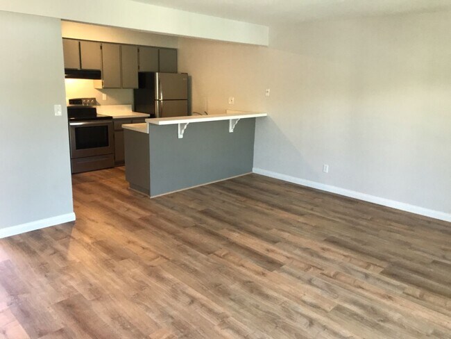 Foto del edificio - Awesome Remodeled Top Floor condo in Point Loma Tennis Club