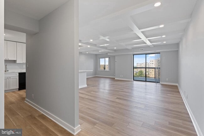 Entrada de la Unidad - 8370 Greensboro Dr