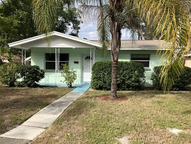 Building Photo - 2 Bedroom Cottage