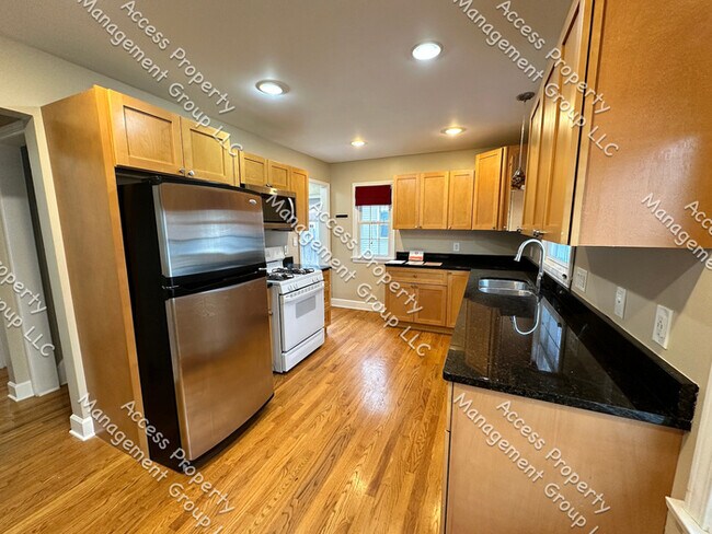 Building Photo - Great NE Side Updated Home By Huff Park