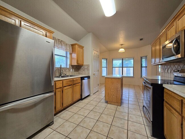 Foto del edificio - AVAILABLE NOW!