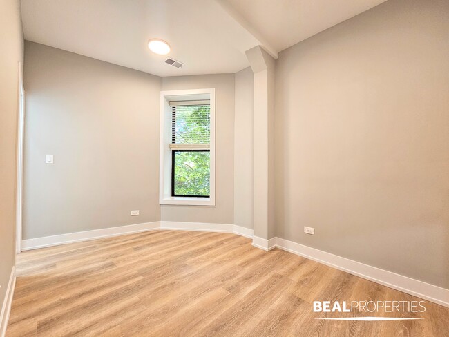 Building Photo - 438 W Belden Ave