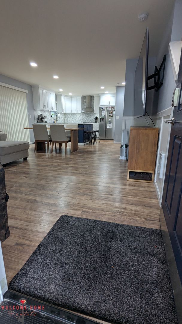 Building Photo - Flowing floorplan, minutes from I-5!!!