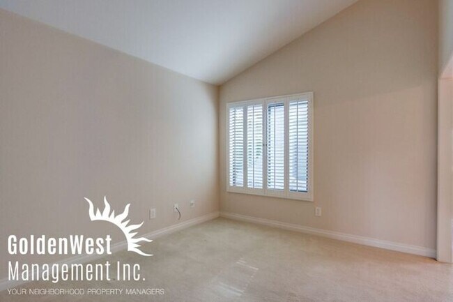 Building Photo - Captivating 3Bdm + Den 2.5Ba Home in the H...