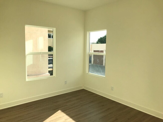 Foto del edificio - 1327 N Kingsley Dr