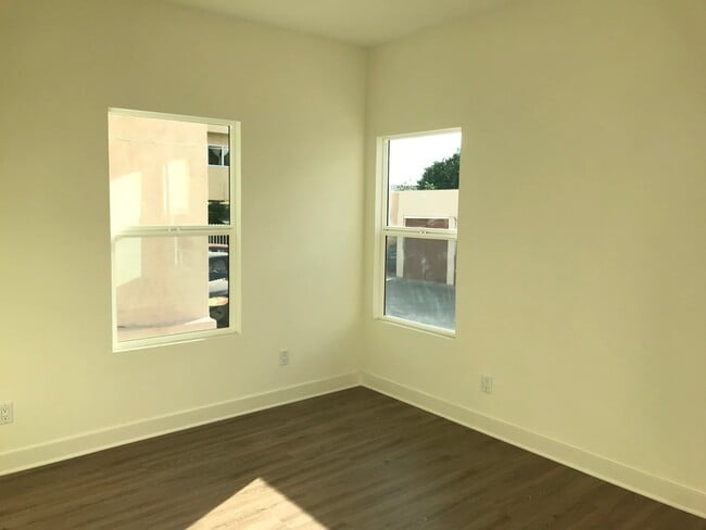 Building Photo - 1327 N Kingsley Dr