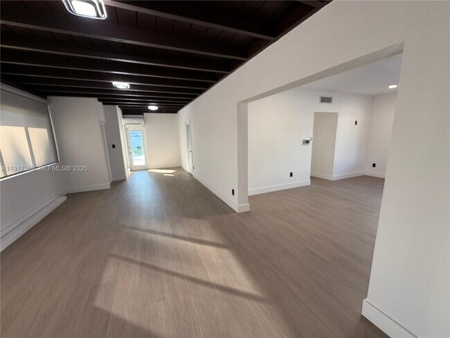 Foto del edificio - 1540 NE 118th St