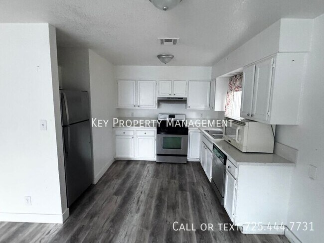 Foto del edificio - 2 BEDROOM 2 BATH, FIRST FLOOR UNIT, RENOVA...