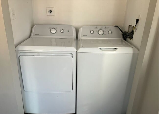 Building Photo - Three Bedroom Condo - Centrally Located Su...