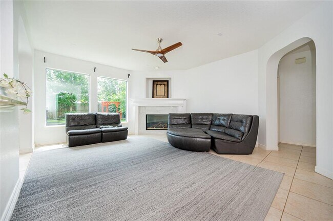 Foto del edificio - 215 Wildmoor Ct
