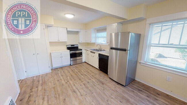 Foto del edificio - Lake Oswego First Addition - Craftsman Style, Across From George Roger's Park