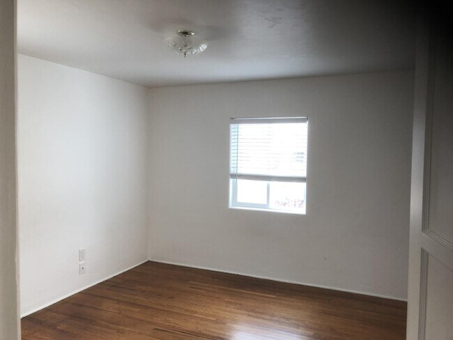 Building Photo - Room in 4 Bedroom Apartment at 3046 Byron St