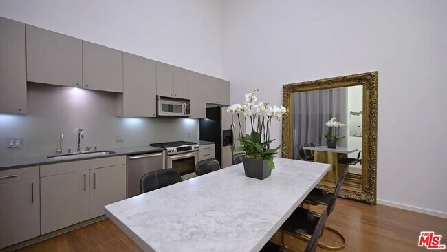 Foto del edificio - 7062 Hawthorn Ave