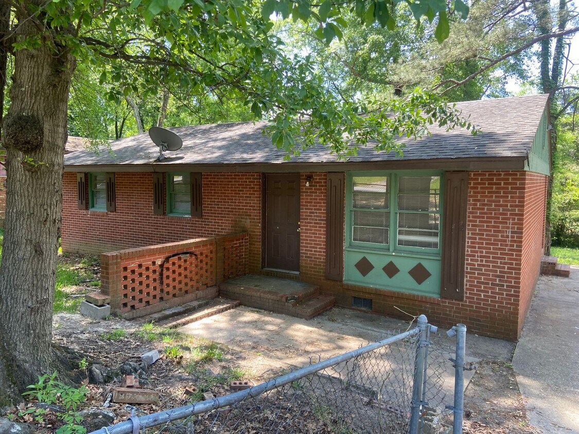 Primary Photo - **ON HOLD**3 bedroom / 1 bathroom Home for...