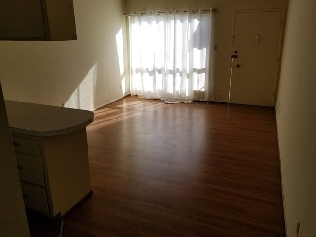 Building Photo - 1605 Barry Ave