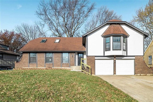 Building Photo - Amazing large home in Blue Springs