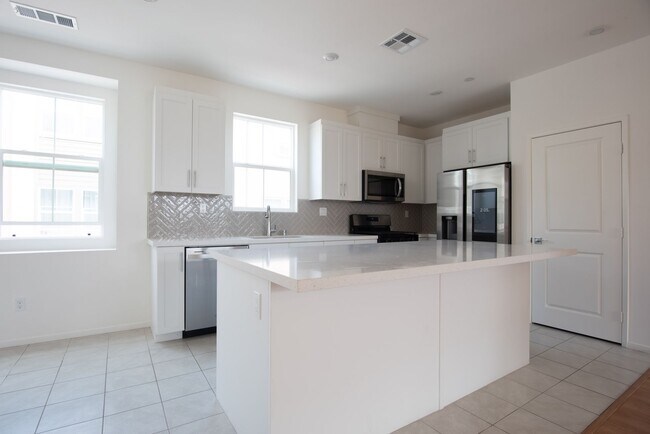 Building Photo - 3 Bedroom 2.5 Bathroom Condo Available for Rent in 'Citrus Bay'